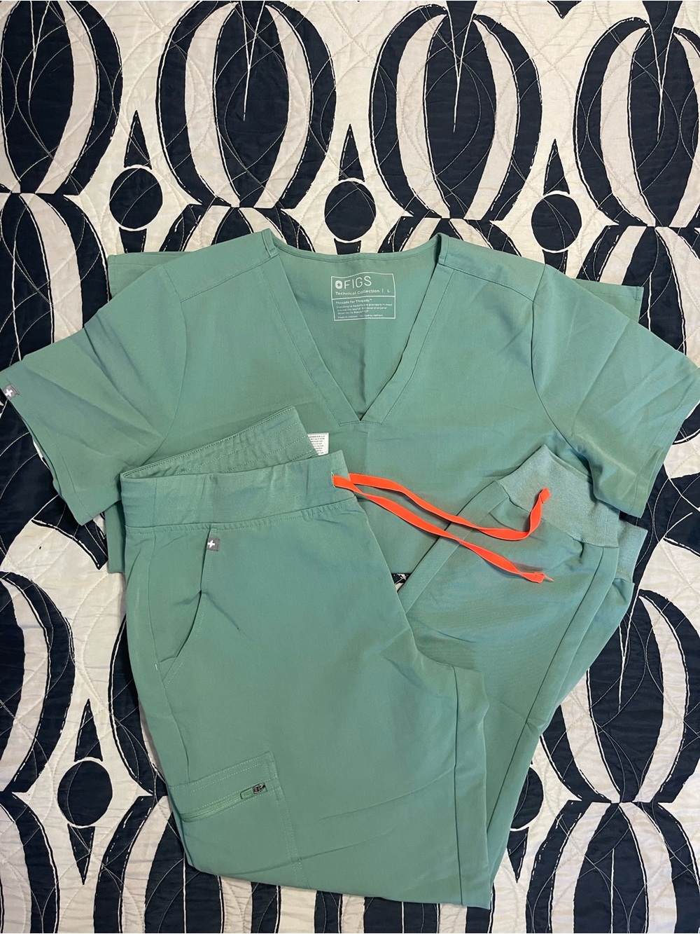 FIGS Women’s Jade Casma Top & Zamora Jogger Scrub Set Size L